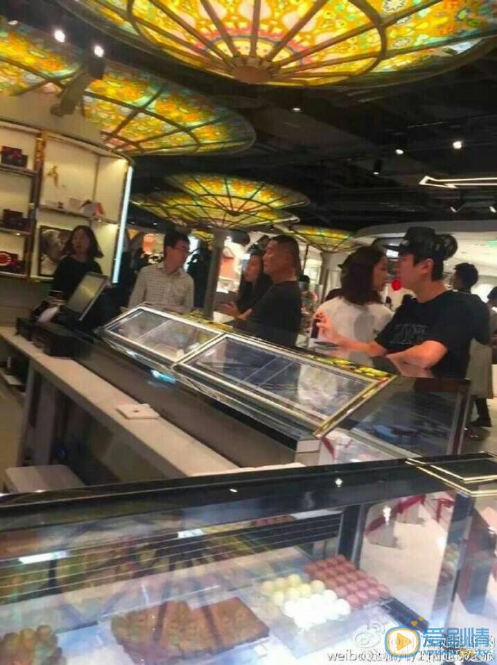 網友偶遇王思聰陪美女逛街吃美食