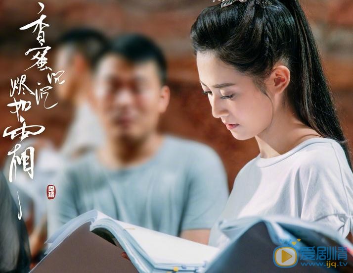 香蜜沉沉燼如霜曝片場照 楊紫鄧倫片場認真研讀劇本