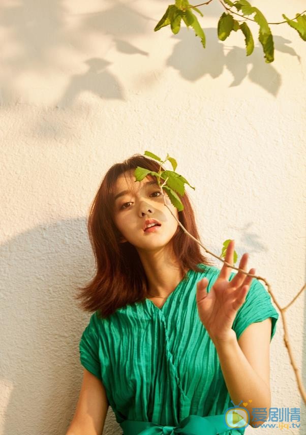 愛情進化論邢清清是誰演的？邢清清扮演者何泓姍個人資料、寫真及生活照欣賞