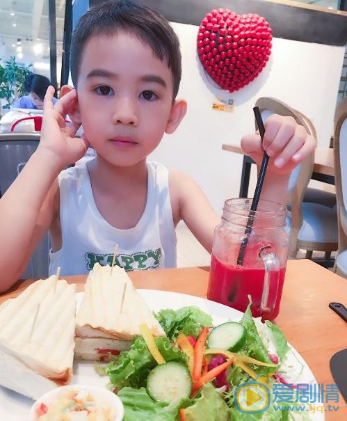 我的體育老師馬瑙是誰演的？馬瑙扮演者劉煜宸個人資料、寫真及生活照欣賞