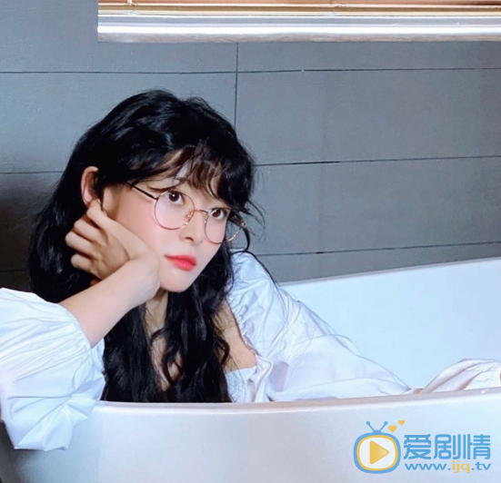 權娜拉個人早年經歷  寫真