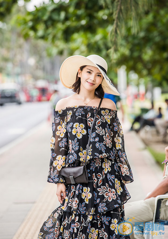 歡樂頌2第1、2集安迪劉濤服裝造型解讀 兩集連換8套造型衣品美爆了！ 昨晚電視劇歡樂頌2迎來首播，五美開啟五月霸屏模式，雖然只播出短短兩集，劇情內容銜接緊湊，一點不拖泥帶水，除了劇情，五美的服裝造型也是可圈可點，特別是安迪的衣品簡直美爆了，前兩集連換8套造型！快跟隨小編來欣賞一下吧！  安迪一出場穿了一件背帶褲，內搭白色休閒襯衣，背帶褲和陳奕都來自SPORTMAX（斯寶麥斯），是義大利高級品牌，總部在義大利米蘭，SPORTMAX每一季都會引領時尚潮流，走在義大利服裝世界的最前沿。  安迪和小包總逛街連換幾套服裝，其中露肩印花連身長裙來自Tory Burch（湯麗柏琦）印花連身長裙，Tory Burch成立於2004 年2月，它是一個實際可行的時尚生活方式品牌，源於經典的美國運動時裝風格，充滿無拘無束的活力與感覺，其共混永恆的，經典的設計元素與現代時尚的感情。迄今為止，Tory Burch的產品已在全美國，歐洲及亞洲的84家獨立店面精品店，toryburch網站，以及全球1000多家精選的商場和專賣店有售。  安迪早起穿的也是來自Tory Burch（湯麗柏琦）印花上衣長褲。   小包總騎電驢帶著安迪，安迪穿了一件白色襯衫，也是來自SPORTMAX（斯寶麥斯）襯衫，背的包是Tory Burch（湯麗柏琦）手袋。  露肩無袖上衣來自alice+olivia（愛麗絲+奧利維亞），美國品牌，品牌由女設計師斯黛西&middot;班戴 (Stacey Bendet) 於2002年創建，憑藉獨特的風格設計，愛麗絲 + 奧利維亞 (Alice + Olivia) 一炮走紅，時至今日，愛麗絲 + 奧利維亞 (Alice + Olivia) 品牌已經成為打造經典復古。  另外安迪和小包總逛小吃街，穿得是Rachel Zoe（瑞秋佐伊）連身裙，據悉Rachel Zoe是好萊塢最熱門的造型師。Rachel Zoe品牌的設計都是些優雅又百搭的款式，一經推出首先就受到了Zoe的明星朋友和客戶的喜歡。無論是剪裁還是廓形線條都十分有質感，波西米亞和好萊塢風情輕輕鬆鬆就能展露出來。   安迪在海邊曬日光浴穿了一件Balmain（巴爾曼）連衣裙，巴爾曼（Balmain）品牌由法國時裝設計師皮埃爾&middot;巴爾曼 (Pierre Balmain) 先生創建，客戶包括了電影明星和皇室貴族，成為舉世公認的時尚標誌，摩登、性感、街頭、帶著強烈的搖滾氣息，是Christophe Decarnin為Balmain創立的全新風格。