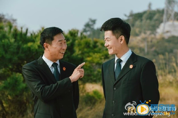 小鎮大法官劇照