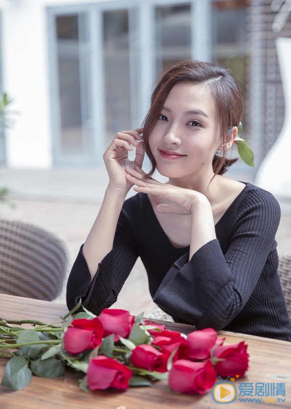  我的前半生薇薇安是誰演的？薇薇安扮演者鄭羅茜個人資料及寫真生活照欣賞