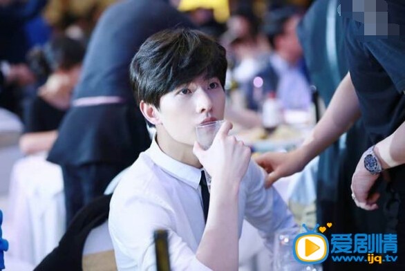  微微一下很傾城楊洋帥氣西裝照曝光 霸道總裁氣質神似肖奈