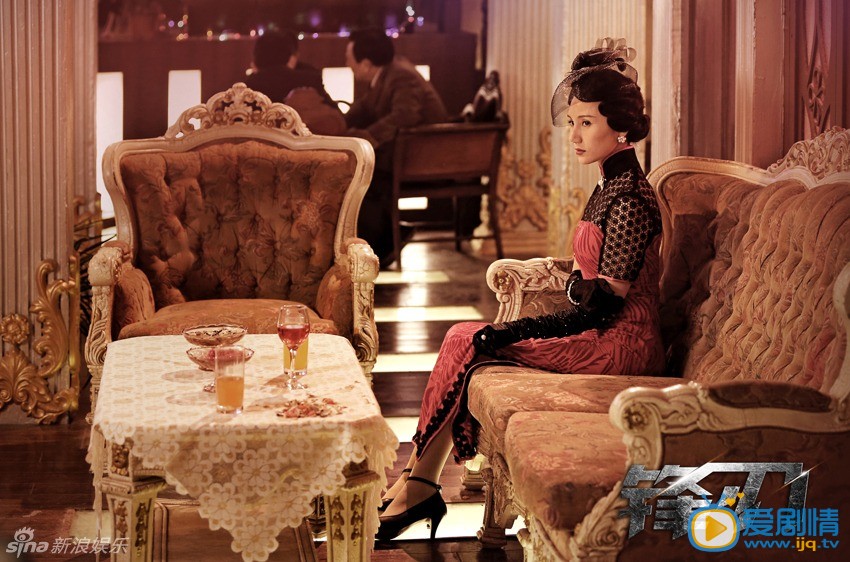 袁泉演繹臥底交際花 袁泉黃渤《鋒刃》即將開播  《鋒刃》袁泉演臥底交際花嫵媚 《鋒刃》本月28日央一開播。袁泉繼《心花路放》後再次搭檔黃渤，出演一位肩負家恨國讎、表面身份是交際花，實則臥底的舞女，冒著各種風險傳遞情報。