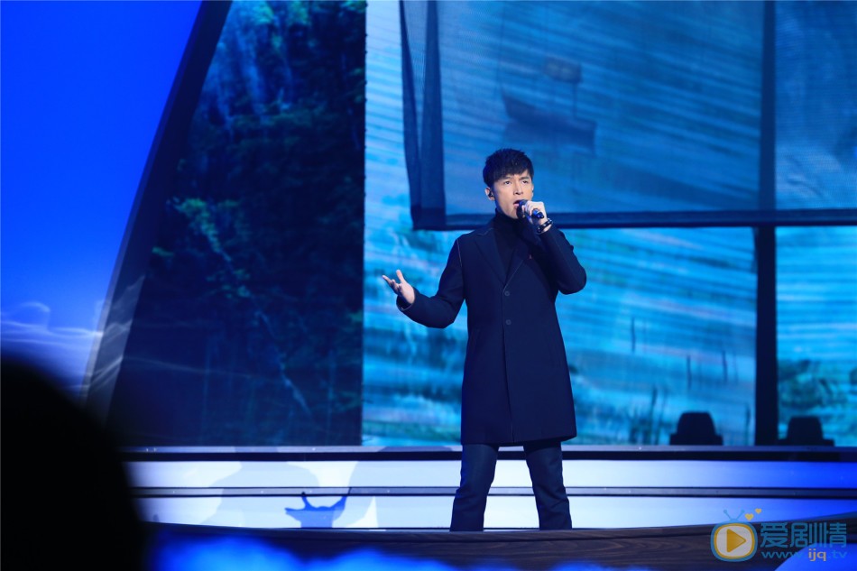 《偽裝者》三兄弟齊聚東方衛視跨年演唱會 引爆銀屏 胡歌12月31日，四大衛視跨年晚會同檔舉行。《偽裝者》兄弟胡歌靳東合體東方衛視跨年晚會，獨唱之外還合唱一首。王凱則獨自在湖南衛視跨年，與冬粉互動比手大小。