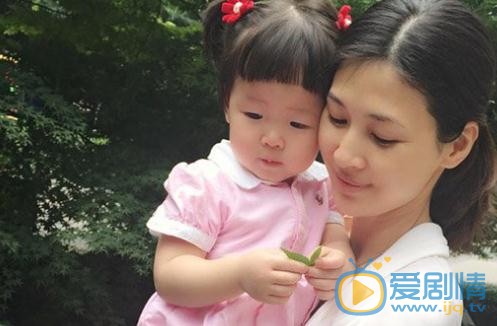 童蕾老公是誰？童蕾老公周旭輝身份背景介紹 童蕾和女兒照片