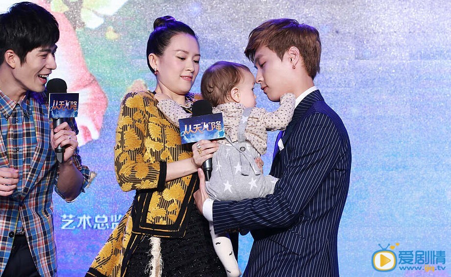 從天兒降定檔12月4日 章子怡孕婦裝赴電影發布會