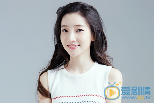 光榮時代冼怡是由誰飾演的？她的身份是什麼？