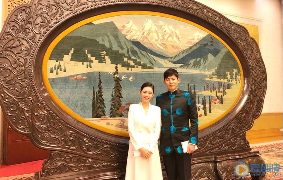 於曉光帶著秋瓷炫出席國賓晚宴，兩人牽手甜蜜撒糖