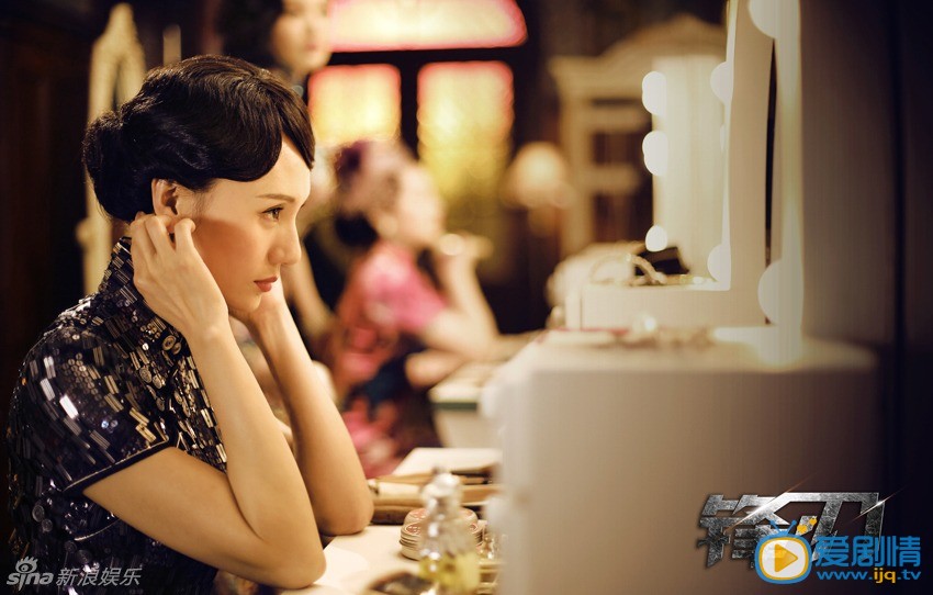 袁泉演繹臥底交際花 袁泉黃渤《鋒刃》即將開播  《鋒刃》袁泉演臥底交際花嫵媚 《鋒刃》本月28日央一開播。袁泉繼《心花路放》後再次搭檔黃渤，出演一位肩負家恨國讎、表面身份是交際花，實則臥底的舞女，冒著各種風險傳遞情報。