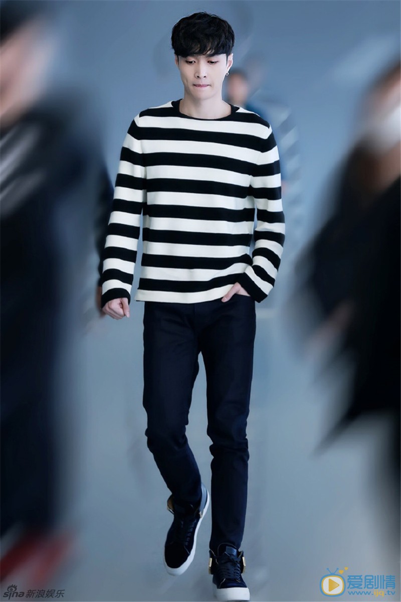 張藝興現身機場，條紋上衣大長腿，呆萌看玩偶