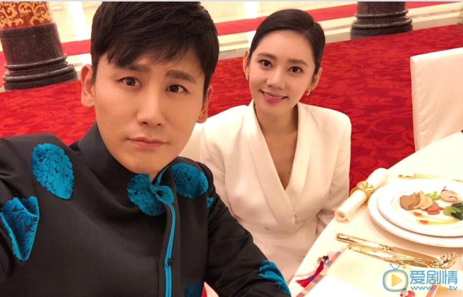 於曉光帶著秋瓷炫出席國賓晚宴，兩人牽手甜蜜撒糖