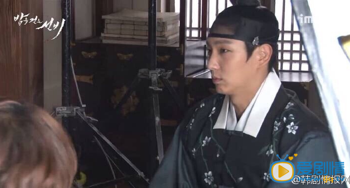 夜行書生花絮照曝光 李準基吻李侑菲吻到腰疼(高清組圖)