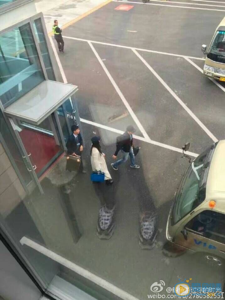 回家準備婚禮？曝范冰冰李晨現身煙臺，甜蜜牽手