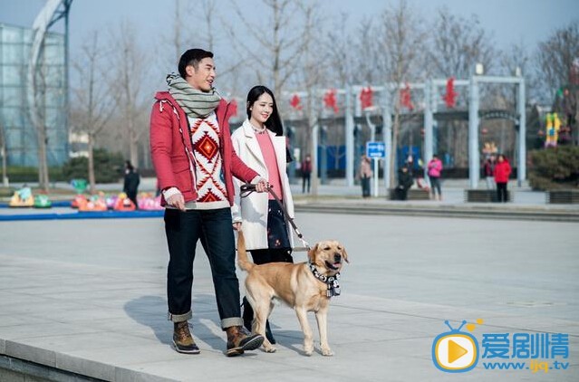 神犬小七郭碧婷白色西裝領大衣