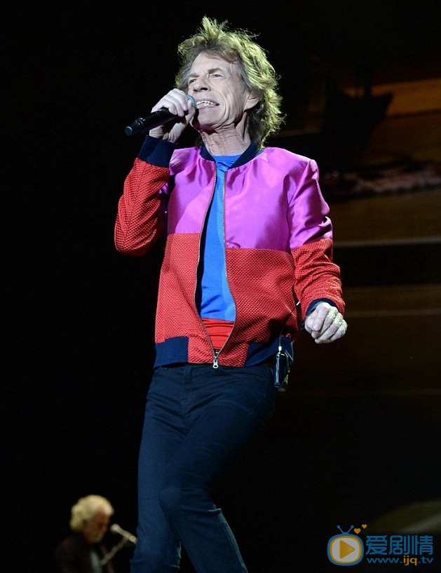 滾石主唱出軌，給小43歲女友買房子，同時又與俄羅斯模特搞好關係