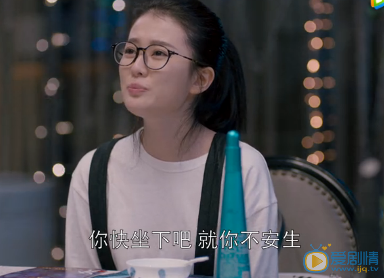  歡樂頌2第20集小包總請五美吃飯喝的是什麼酒？黑色紅色高瓶酒是什麼牌子？多少錢？