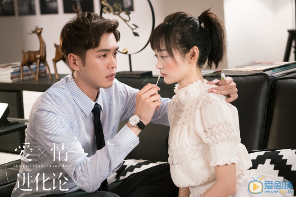 愛情進化論邢清清是誰演的？邢清清扮演者何泓姍個人資料、寫真及生活照欣賞