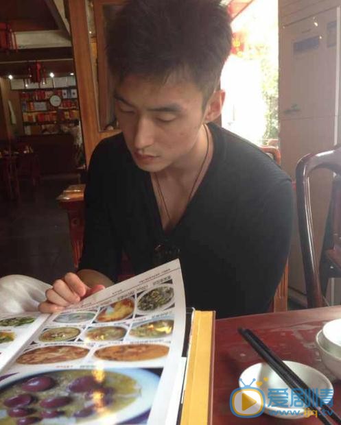 生於70年代齊戰勝是誰演的？齊戰勝扮演者萬沛鑫個人資料、寫真及生活照欣賞