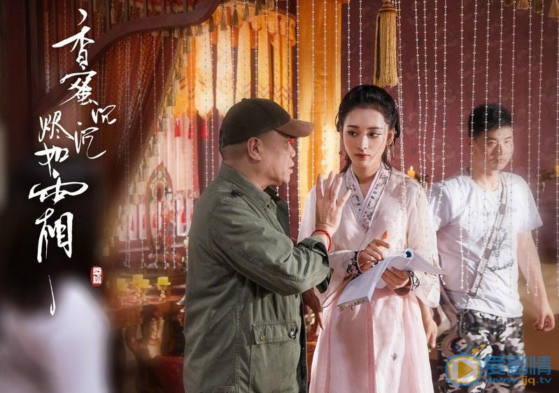 香蜜沉沉燼如霜曝片場照 楊紫鄧倫片場認真研讀劇本