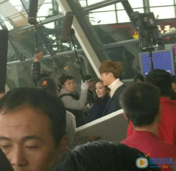 《談判官》幕後路透照曝光 楊冪黃子韜姐弟戀最萌身高差CP夠味