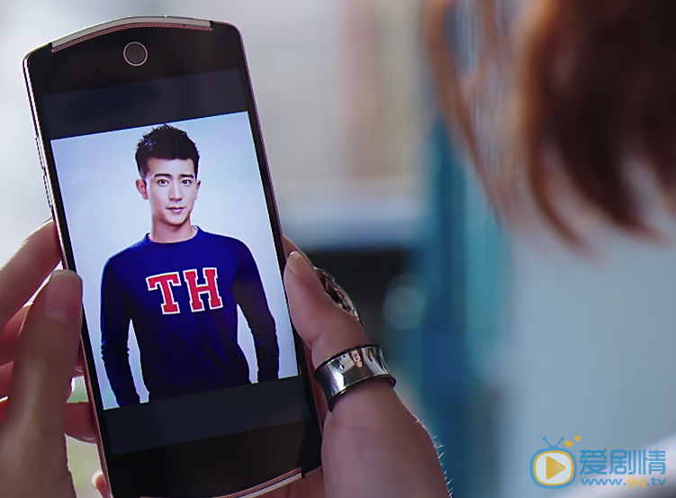  結婚為什麼老刁用的手機是什麼牌子的？手機多少錢？