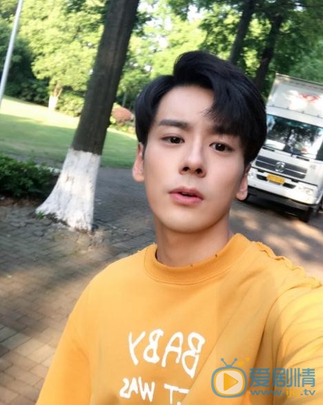 路從今夜白魏子健是誰演的？路從今夜白魏子健扮演者魏哲鳴個人資料、寫真及生活照欣賞