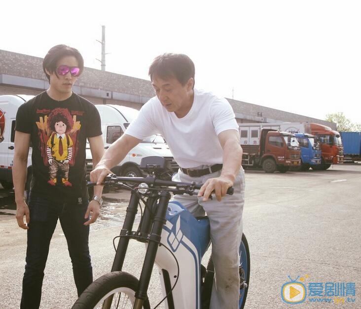 易揚拜師成龍 易揚和成龍合照 易揚個人資料介紹