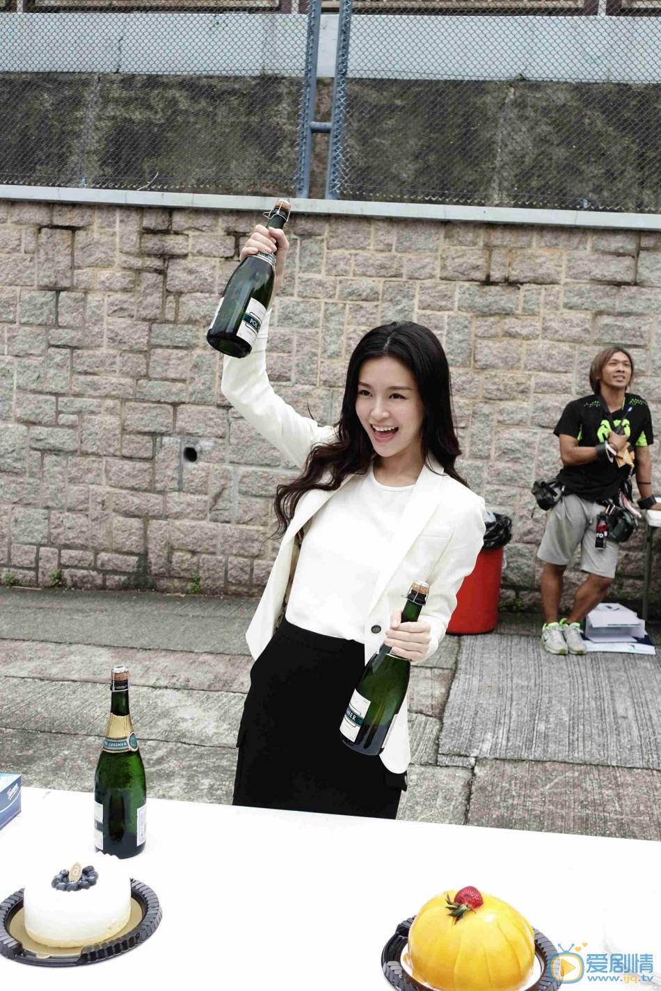 郭富城楊采妮《寒戰2》殺青 《寒戰2》劇照搶先看  文詠珊舉香檳歡慶殺青 《寒戰2》的最後一場重頭戲“送戰友”曝光，郭富城穿警服現身，同時《寒戰2》正式殺青。