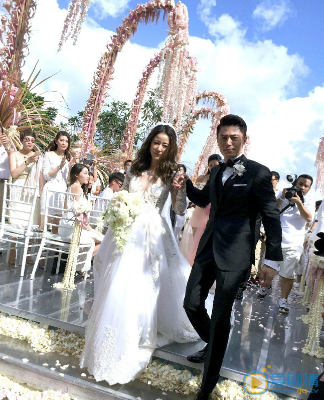 林心如霍建華大婚 彼此深情表白“我愛你”擁吻5秒