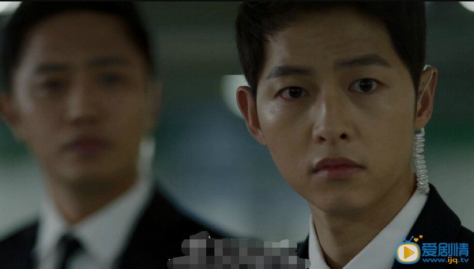 太陽的後裔柳時鎮回國當保鏢的時候看到了誰？柳時鎮在停車場追趕的黑衣人是誰？