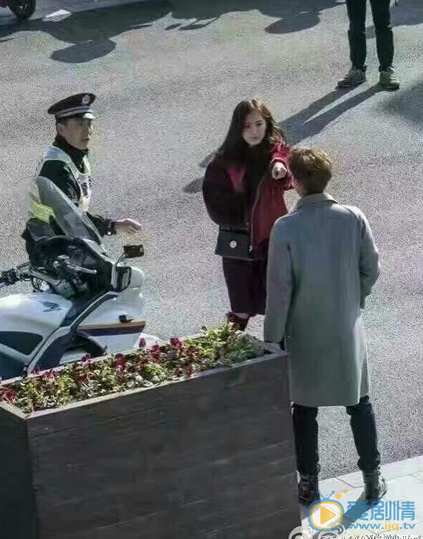 《談判官》幕後路透照曝光 楊冪黃子韜姐弟戀最萌身高差CP夠味