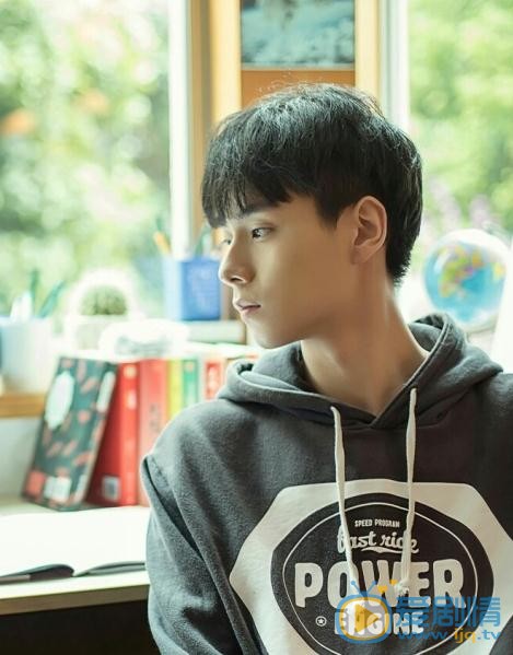 致我們單純的小美好江辰是誰演的？江辰扮演者胡一天個人資料、寫真及生活照欣賞