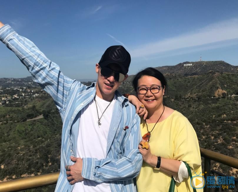 薩日娜個人資料簡介  薩日娜和兒子合照