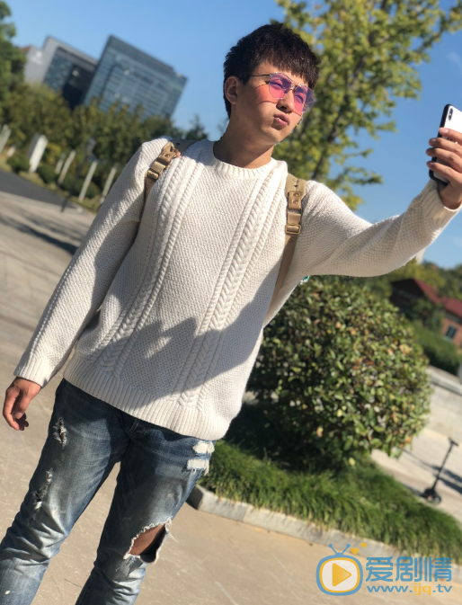 譚學亮個人資料簡介 譚學亮演藝經歷 譚學亮帥氣戶外自拍照