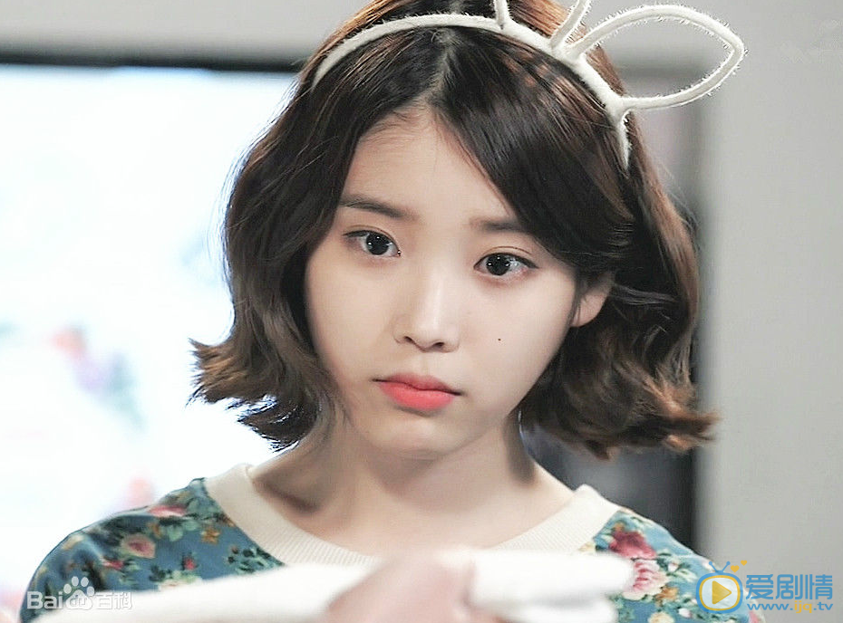 IU《漂亮男人》飾演金普通劇照  IU個人資料簡介