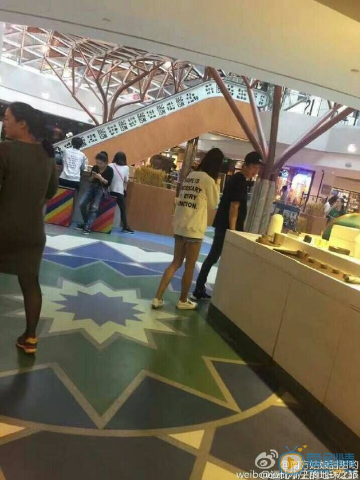 網友偶遇王思聰陪美女逛街吃美食