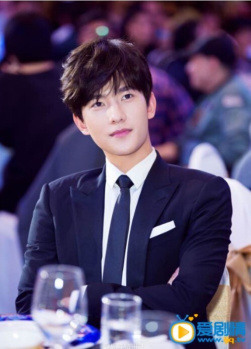  微微一下很傾城楊洋帥氣西裝照曝光 霸道總裁氣質神似肖奈