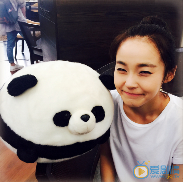 雞毛飛上天邱岩是誰演的？邱岩扮演者張佳寧個人資料及生活寫真照欣賞