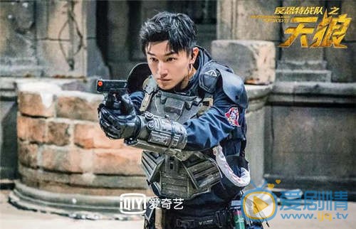 反恐特戰隊之天狼段宇哲戰鬥中被壓住 秦曉陽奮不顧身前去營救