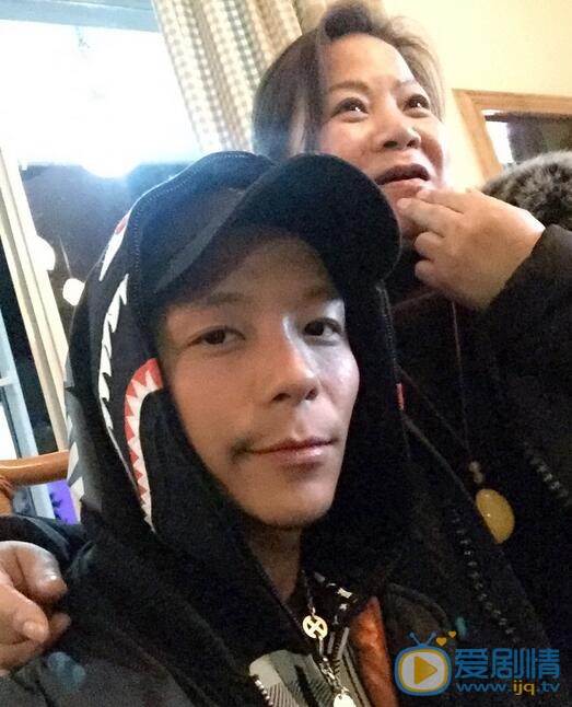 黃景行和母親合照 黃景行個人資料