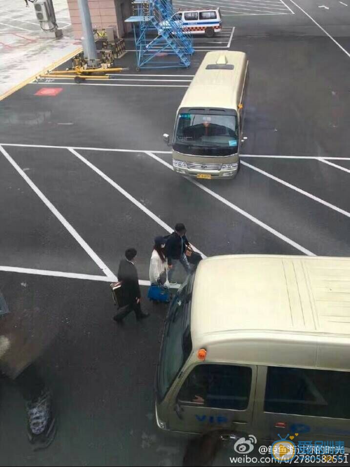 回家準備婚禮？曝范冰冰李晨現身煙臺，甜蜜牽手