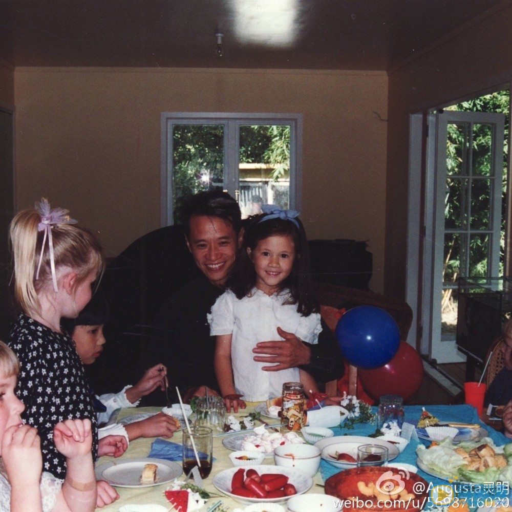 徐嘉雯個人資料簡介 徐嘉雯家庭背景 徐嘉雯小時候和爸爸合照