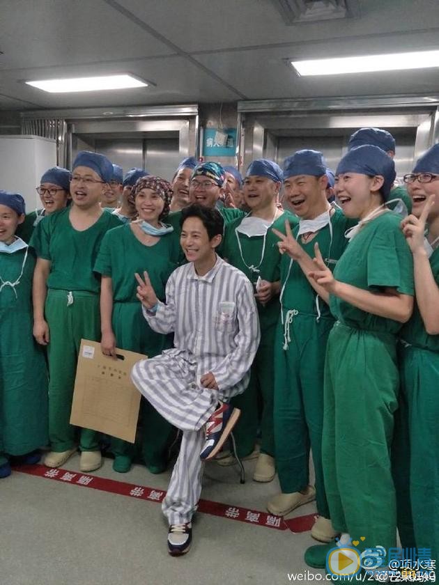 何炅錄節目受傷，開心與醫生護士大合照，術後報平安