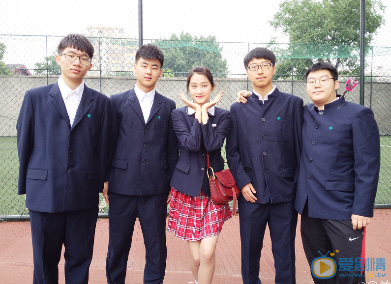 “國民閨女”關曉彤穿校服曬畢業照 清純可人大長腿搶鏡