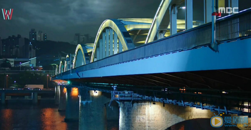 W兩個世界姜哲自殺的橋欄上為什麼有字？姜哲自殺的橋叫什麼名字？