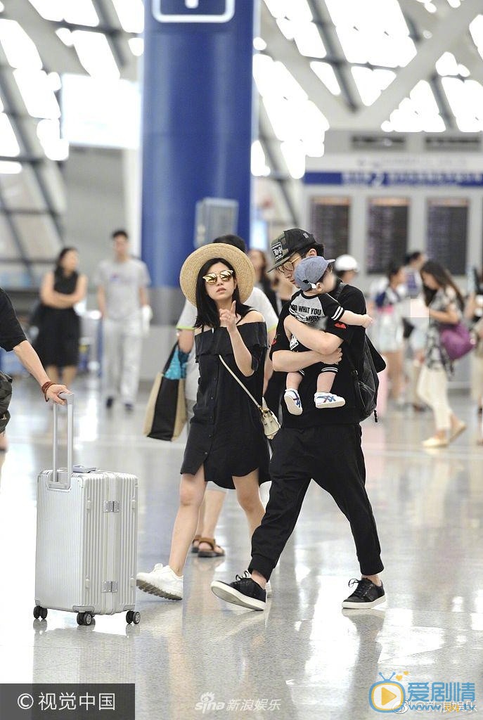 陳曉陳妍希攜兒子小星星首次曝光 陳曉寵溺餵奶被贊奶爸有愛