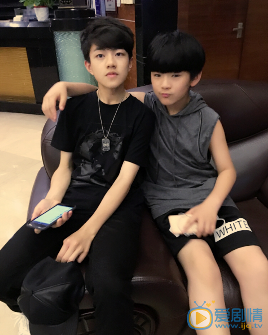 錢正昊個人生活 錢正昊家庭背景資料 錢正昊與朋友過兒童節照片